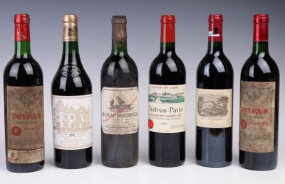 six bouteilles de vin sont alignées sur une table