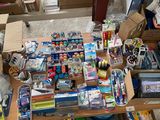 beaucoup de jouets et d'autres objets posés sur une table
