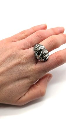 la main d'une femme avec une bague au doigt
