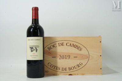 une bouteille de vin posée à côté d'une caisse en bois