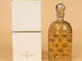 un flacon de parfum et un coffret de parfum sur fond beige