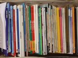 une boîte pleine de livres posée sur une table