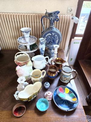 une table sur laquelle sont posées de nombreuses pièces de poterie