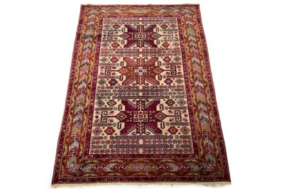 un tapis rouge et beige sur fond blanc