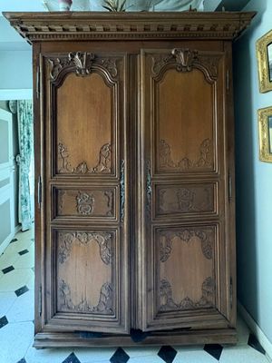 une grande armoire en bois dans le coin d'une pièce