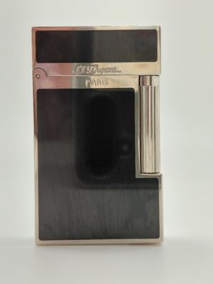 une photo d'un briquet contenant un briquet, posé sur une table