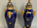 une paire de vases bleus et dorés, ornés de motifs dorés