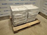 une palette remplie de cartons, posée devant un mur