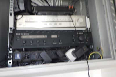tout un tas d'appareils électroniques qui se trouvent à l'arrière d'un camion