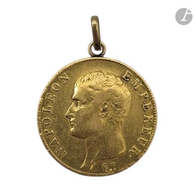 gros plan d'une pièce d'or sur fond blanc