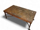 table basse avec plateau en marbre et pieds en fonte