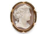Une broche représente le profil d'une femme.