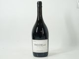 une bouteille de vin posée sur une table