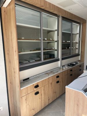 une cuisine équipée d'un réfrigérateur et d'un évier