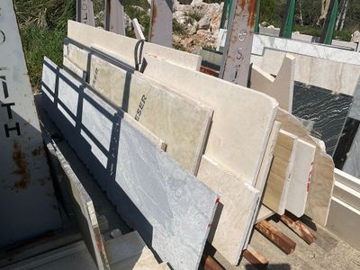 Un lot de chutes de tranches de pierres naturelles