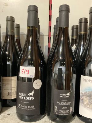 des bouteilles de vin sont alignées sur une étagère dans un magasin