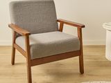 une chaise qui se trouve au milieu d'une pièce