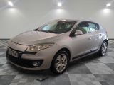 la photo d'une voiture garée dans un garage