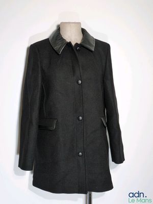 une image d'un manteau sur un mannequin mannequin mannequin mannequin mannequin mannequin mannequin mannequin mann