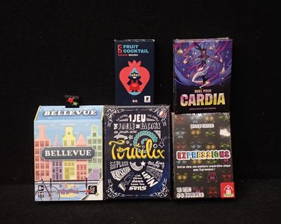 de nombreux jeux de cartes posés sur une surface noire