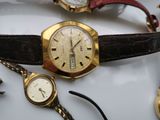 deux montres et une chaîne de montre posées sur une table