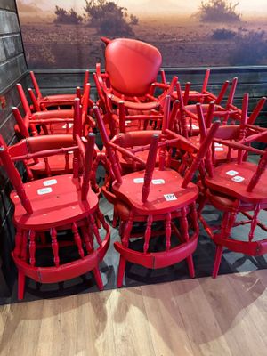 de nombreuses chaises rouges empilées les unes sur les autres
