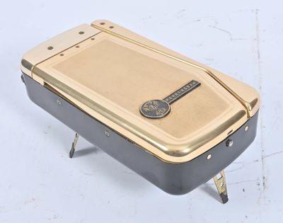 un téléphone portable noir et doré posé sur une table