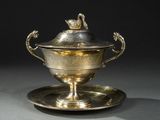un plateau en argent sur lequel sont posés une tasse et une soucoupe
