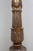 Suite de quatre pique-cierges en bois sculpté, mouluré, doré… (photo 3)