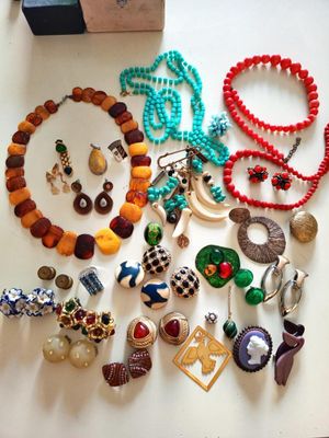 de nombreux colliers et bracelets différents disposés sur une table