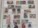 un livre dont les pages sont ornées de timbres et sur lequel figure la photo d'un homme