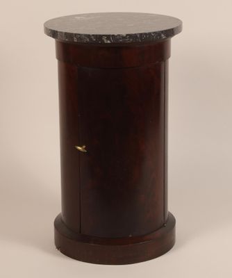 une image d'une petite table en bois avec un plateau en marbre