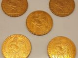 quatre pièces d'or empilées les unes sur les autres sur une table