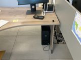 un bureau équipé de deux écrans et d'un clavier