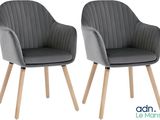 deux chaises grises à pieds en bois et une chaise rembourrée grise