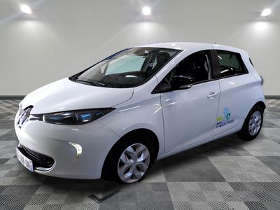 une photo d'une voiture électrique blanche posée sur un sol à damier