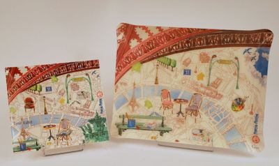 deux sacs posés l'un à côté de l'autre sur une table