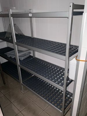 une étagère métallique dans le coin d'une pièce