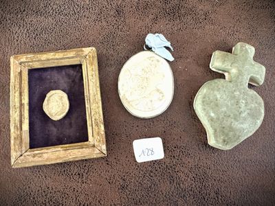 a picture of a picture frame, a picture frame, and other items on the floor