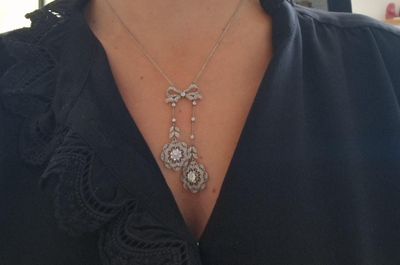 une femme portant un t-shirt noir et un collier en diamants