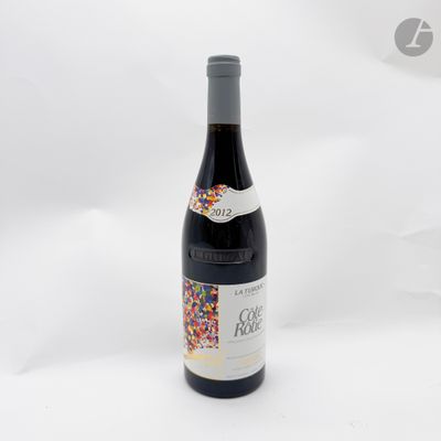 une bouteille de vin décorée de paillettes