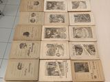 de nombreux vieux livres posés sur la table, avec des illustrations dessus