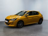 une voiture jaune garée dans une pièce aux murs blancs