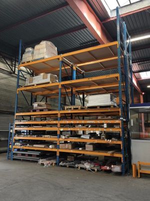 un grand entrepôt avec de nombreuses étagères remplies de cartons et encore de cartons