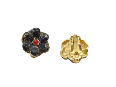 gros plan d'une paire de boucles d'oreilles sur une surface blanche