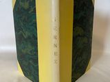 livre jaune et vert avec une bande noire et blanche sur la couverture