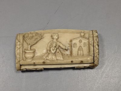 une image représentant un morceau d'ivoire sculpté sur lequel figure une scène mettant en scène un homme et une femme
