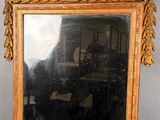 un miroir posé sur une table