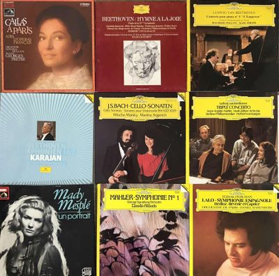 beaucoup de livres de musique posés sur la table