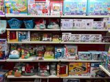de nombreux jouets sur les étagères du magasin de jouets